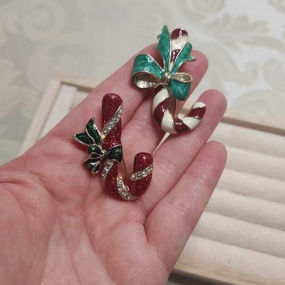 VINTAGE CANDY CANE BROOCH PAIR ENAMEL RHINESTONE HOLIDAY PIN SET - Picture 5 of 7